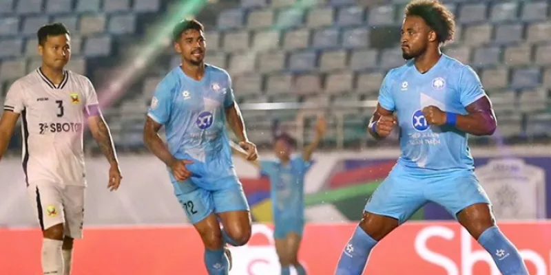 Đội khách mở tỷ số đẹp mắt