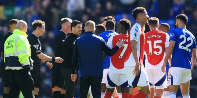 Xỉu thẻ an toàn vì Pháo thủ hạn chế vi phạm lỗi