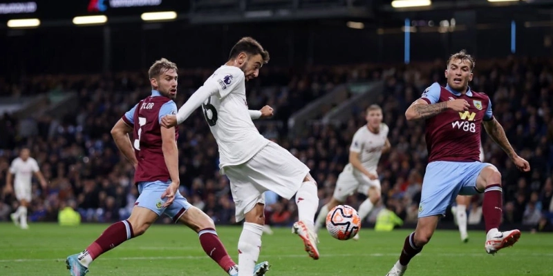 Một mùa giải đầy khó khăn và áp lực với Burnley FC